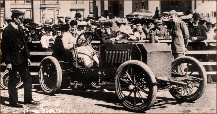 Crowds coming to see racing cars during the first decade of the 20th century.